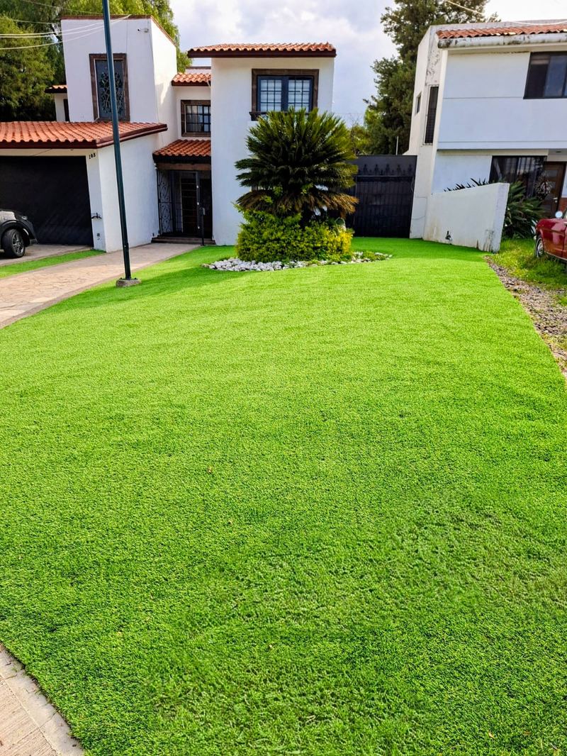 Pasto sintético en jardín residencial