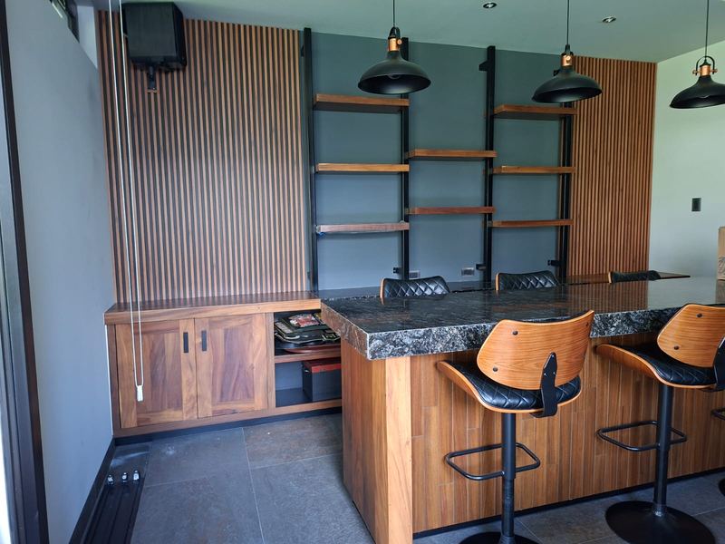 Interior con lambrín y acabados de diseño