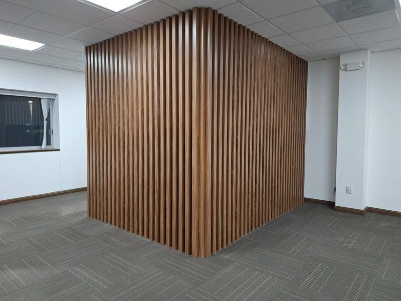 Lambrín de madera en espacio corporativo